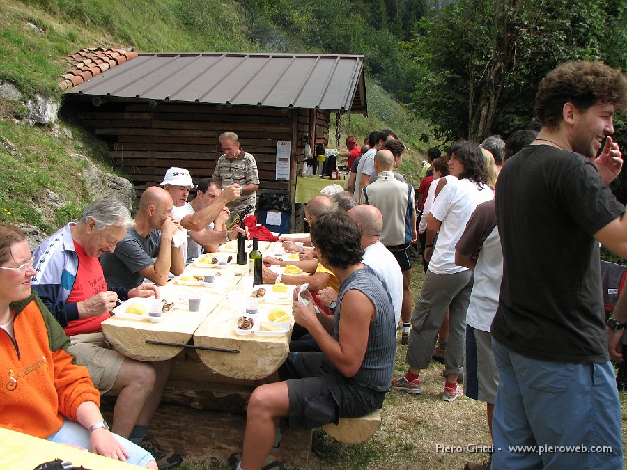 festaBeita 093.jpg - Ore 12...il pranzo è servito! Offerto da 'I soci de la Beita'